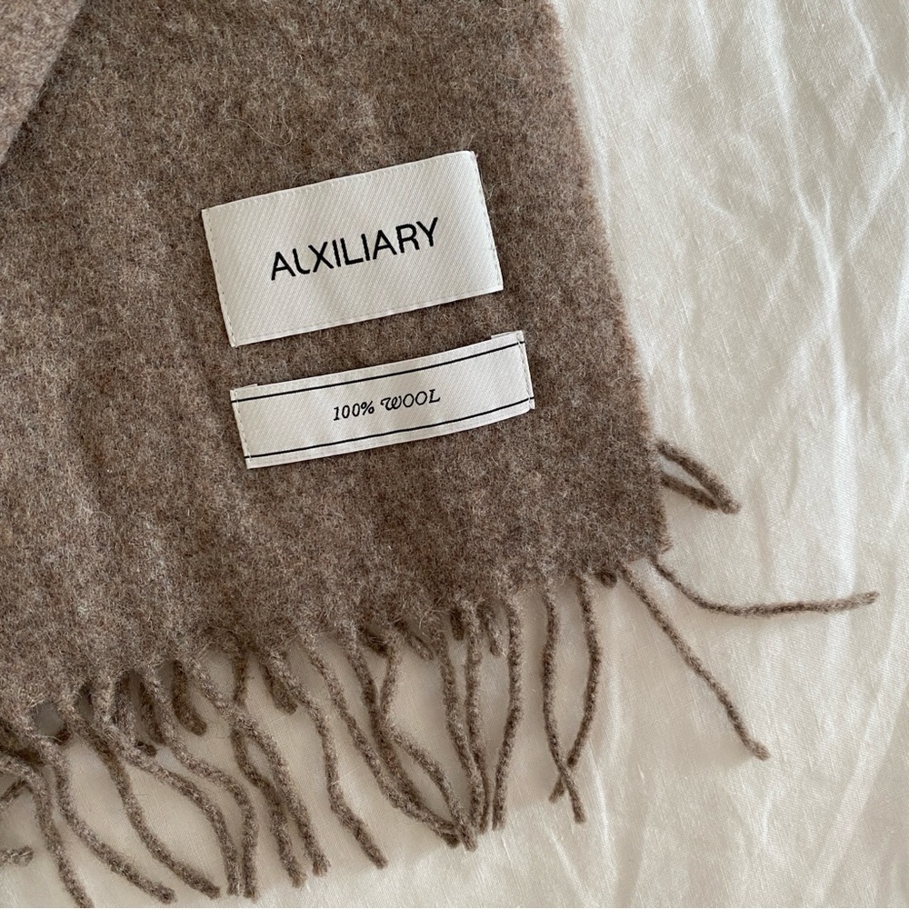 Aritzia auxiliary brown wool scarf - Picture 6 of 6